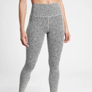 NWOT Athleta Salutation Stash Pocket Textured 7/8 Tight - Medium, Cheetah